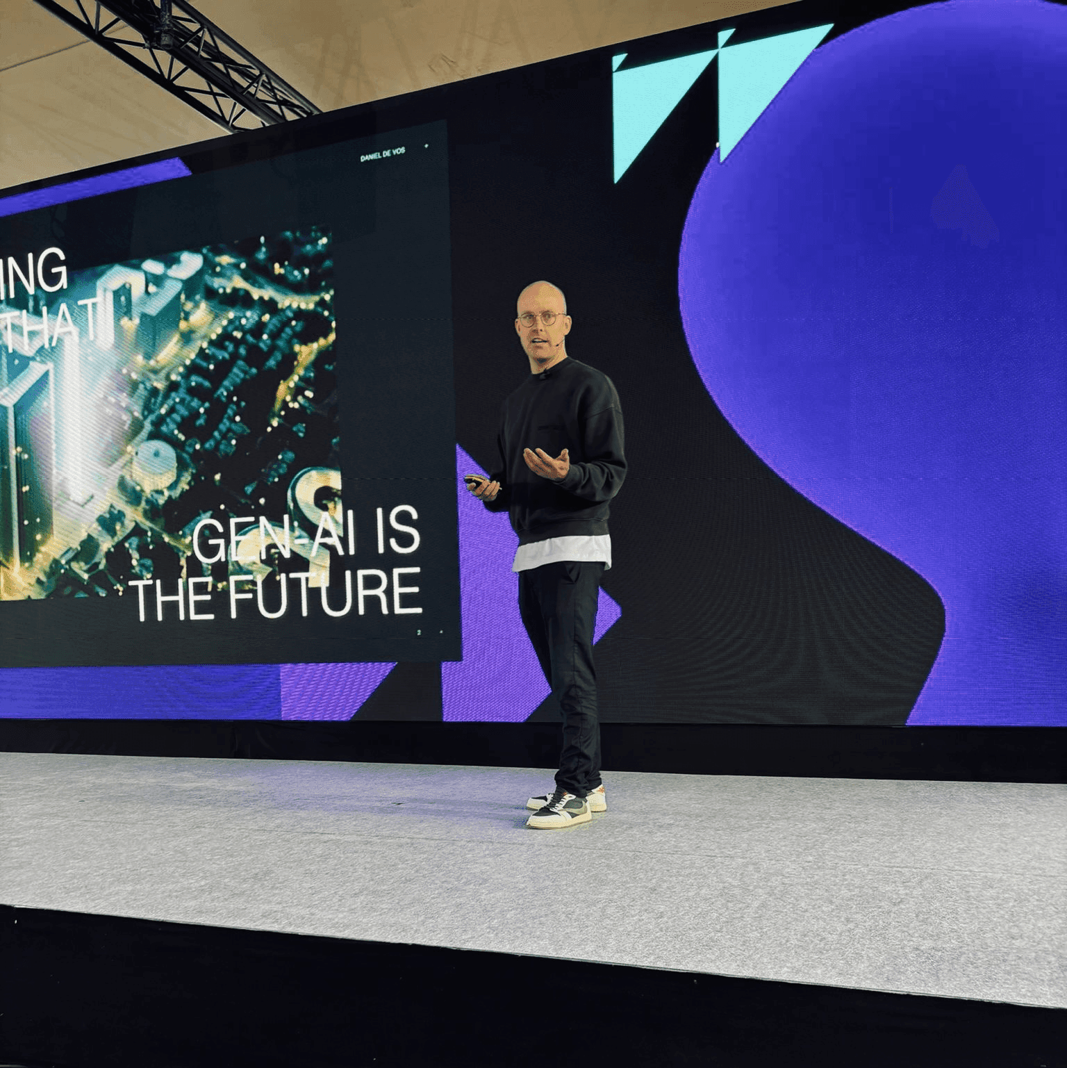 Daniel de Vos spreekt over generatieve AI op een conferentie