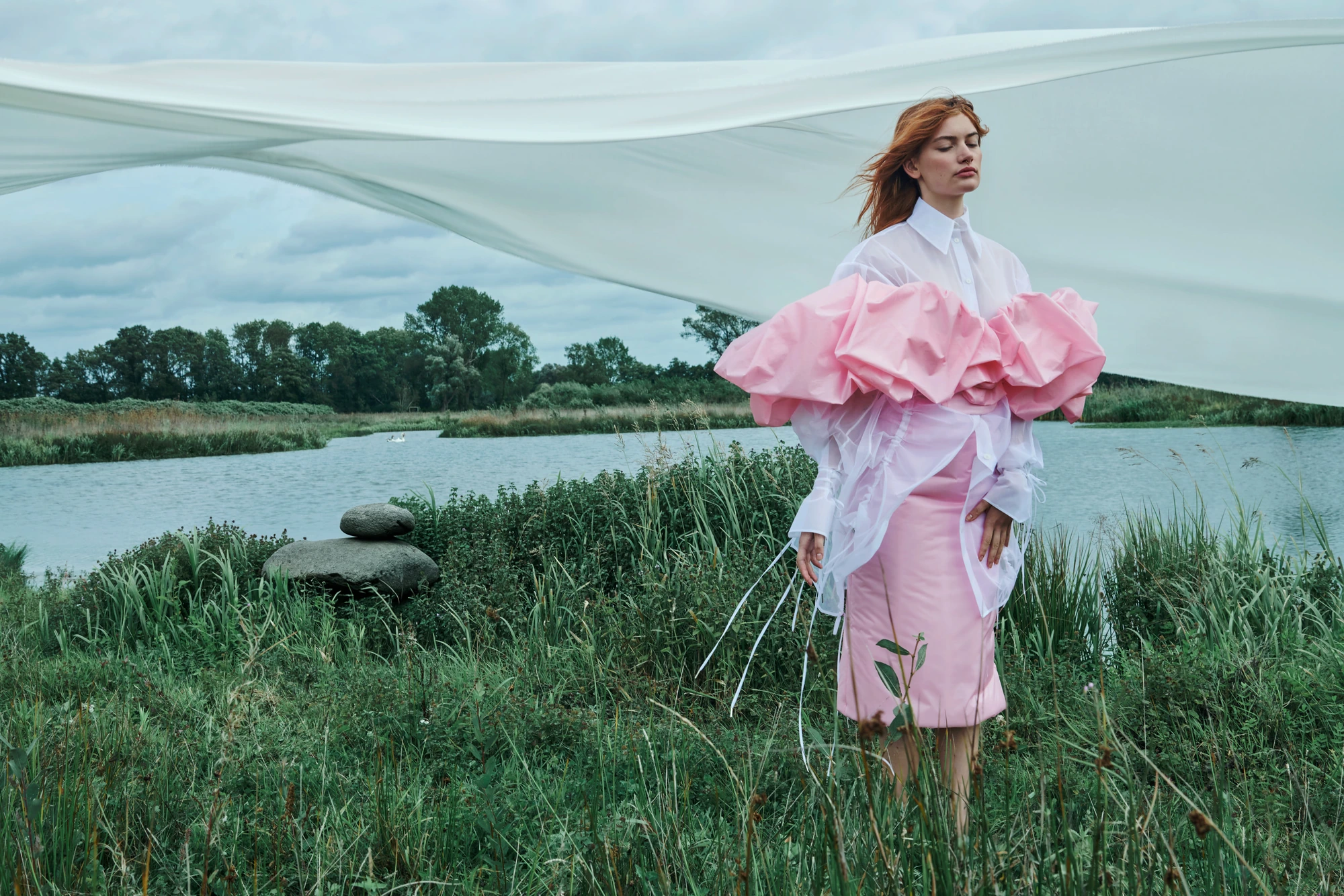 Editorialfoto van KURO: model in het veld, in roze en wit